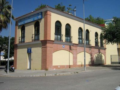 Fachada De La Clnica 900